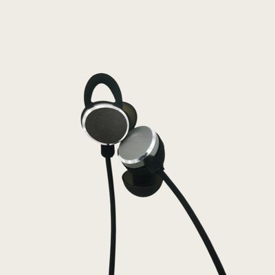 IPX5 Şarj edilebilir Görünmez İşitme Aletleri 80 saat işitme engelliler için su geçirmez kulak cihazı